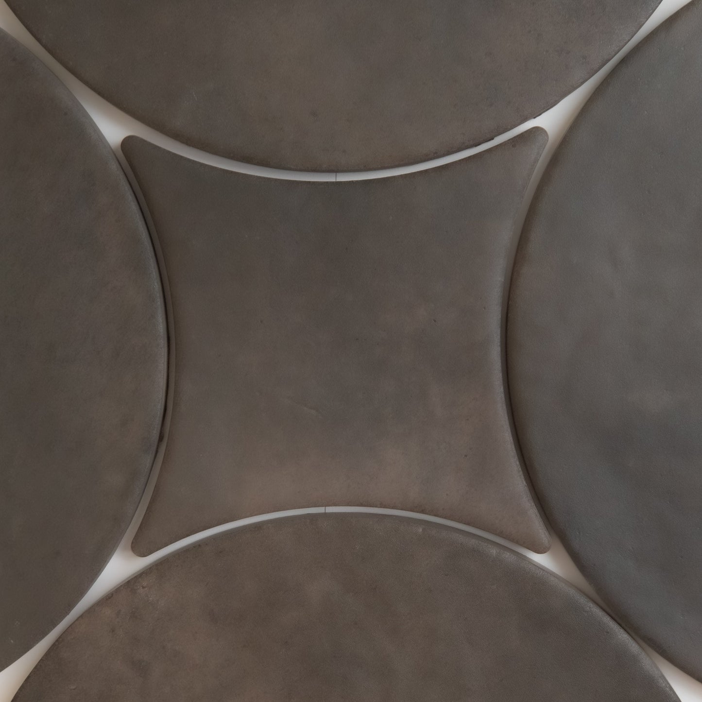 Four large dark circles form a curved diamond at the center. Product: Black Horse, Extra Sample by Finca.